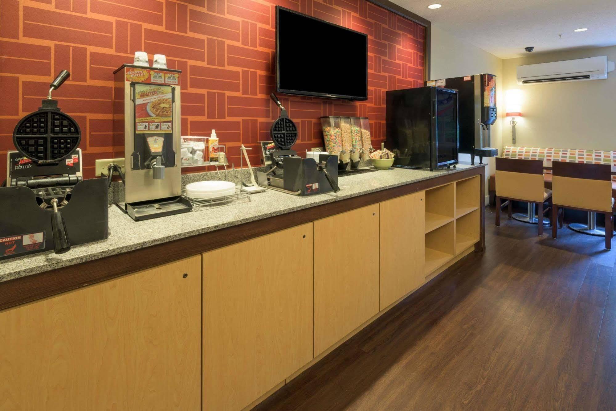 Mainstay Suites Hartford Meriden Eksteriør billede